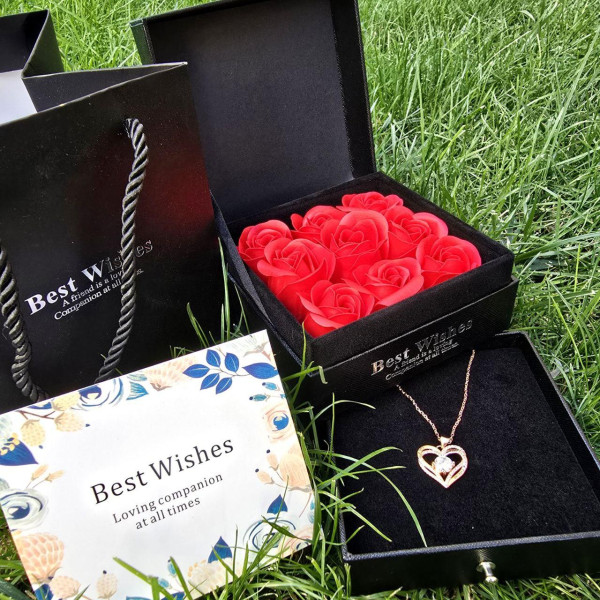 Подарочный набор роз из мыла Best Wishes 9 шт. в черной шкатулке с кулоном-цепочкой Сердце Heart Love Подарочный набор роз из мыла Best Wishes 9 шт. в черной шкатулке с кулоном-цепочкой Сердце Heart Love
