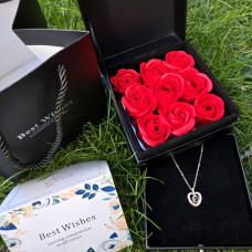 Набор мыльных роз Best Wishes 9 штук в черной подарочной коробке с кулоном