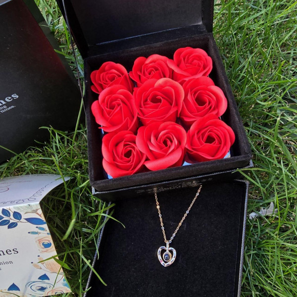 Подарочный набор роз из мыла Best Wishes 9 шт. в черной шкатулке с кулоном-цепочкой Сердце Heart Love Подарочный набор роз из мыла Best Wishes 9 шт. в черной шкатулке с кулоном-цепочкой Сердце Heart Love