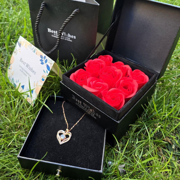 Набор мыльных роз Best Wishes 9 штук в черной подарочной коробке с кулоном Набор мыльных роз Best Wishes 9 штук в черной подарочной коробке с кулоном