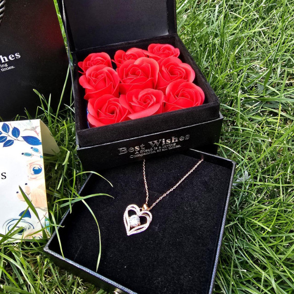 Подарочный набор роз из мыла Best Wishes 9 шт. в черной шкатулке с кулоном-цепочкой Сердце Heart Love Подарочный набор роз из мыла Best Wishes 9 шт. в черной шкатулке с кулоном-цепочкой Сердце Heart Love