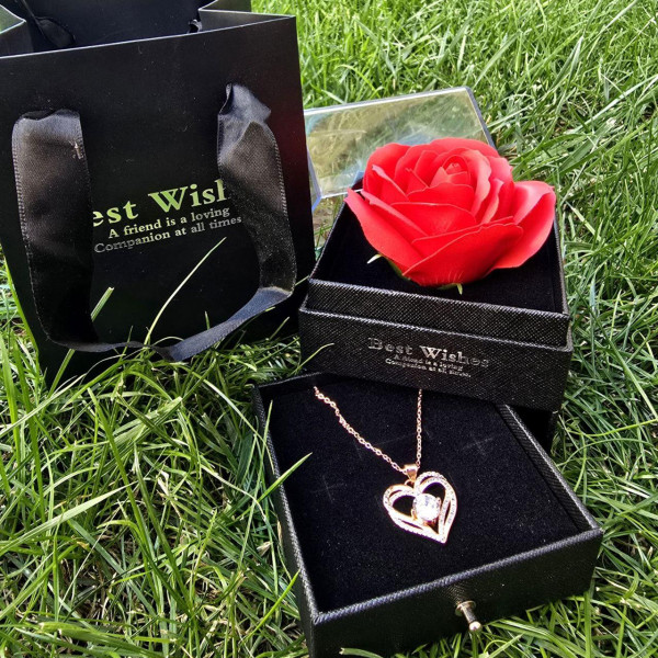 Подарочный набор "I Love You" с вечной розой и колье с подвеской в форме сердца в подарочной коробке Розовый Подарочный набор "I Love You" с вечной розой и колье с подвеской в форме сердца в подарочной коробке Розовый