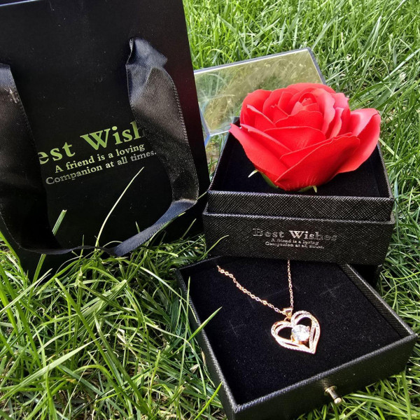 Подарочный набор "I Love You" с вечной розой и колье с подвеской в форме сердца в подарочной коробке Розовый Подарочный набор "I Love You" с вечной розой и колье с подвеской в форме сердца в подарочной коробке Розовый