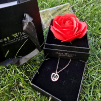 Подарочный набор "I Love You" с вечной розой и колье с подвеской в форме сердца в подарочной коробке Розовый Подарочный набор "I Love You" с вечной розой и колье с подвеской в форме сердца в подарочной коробке Розовый