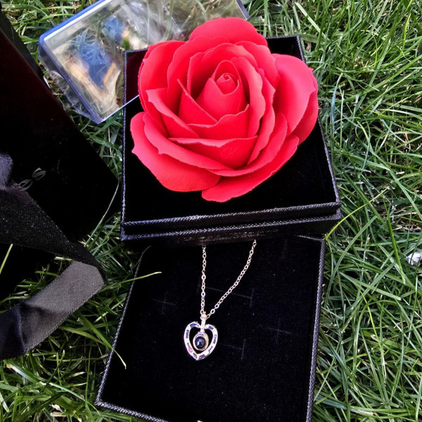 Подарочный набор "I Love You" с вечной розой и колье с подвеской в форме сердца в подарочной коробке Розовый Подарочный набор "I Love You" с вечной розой и колье с подвеской в форме сердца в подарочной коробке Розовый